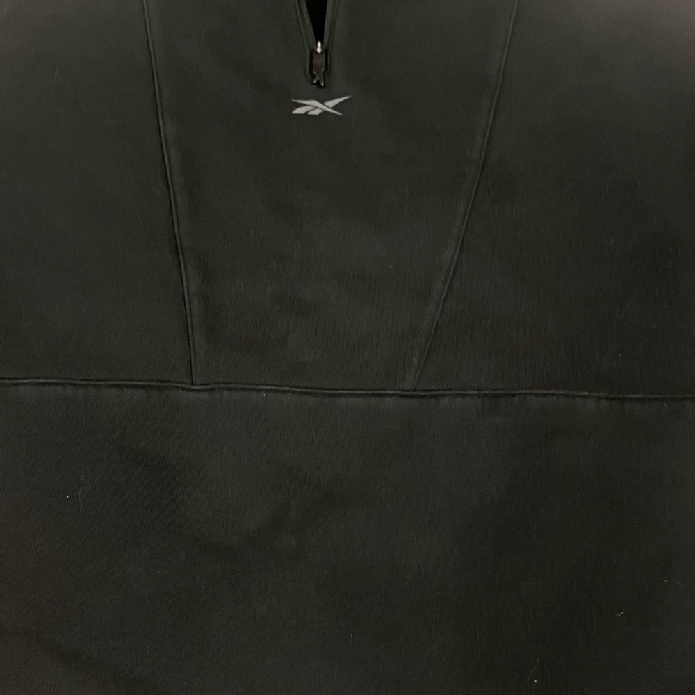 Reebok Black Thermowarm Jacket
Hood lining feature a black & silver grid pattern - Picture 5 of 13